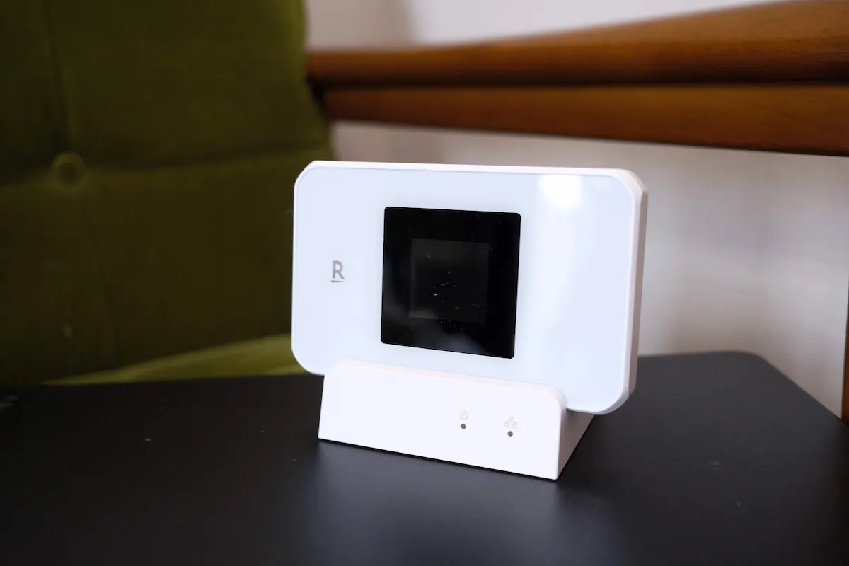 Rakuten WiFi Pocket 5Gをクレードルに装着した状態